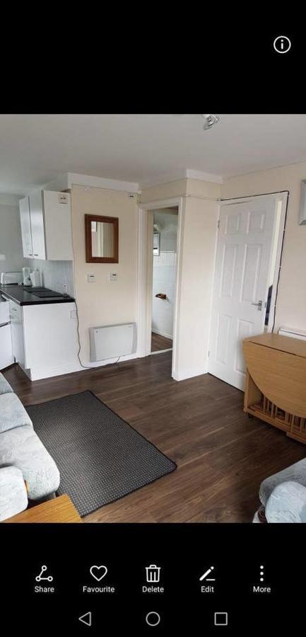 2 Bedroom Chalet Near The Beach Brading Exterior photo